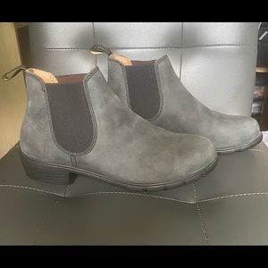 Women’s Blundstone Ankle Boots in rustic black 8.5